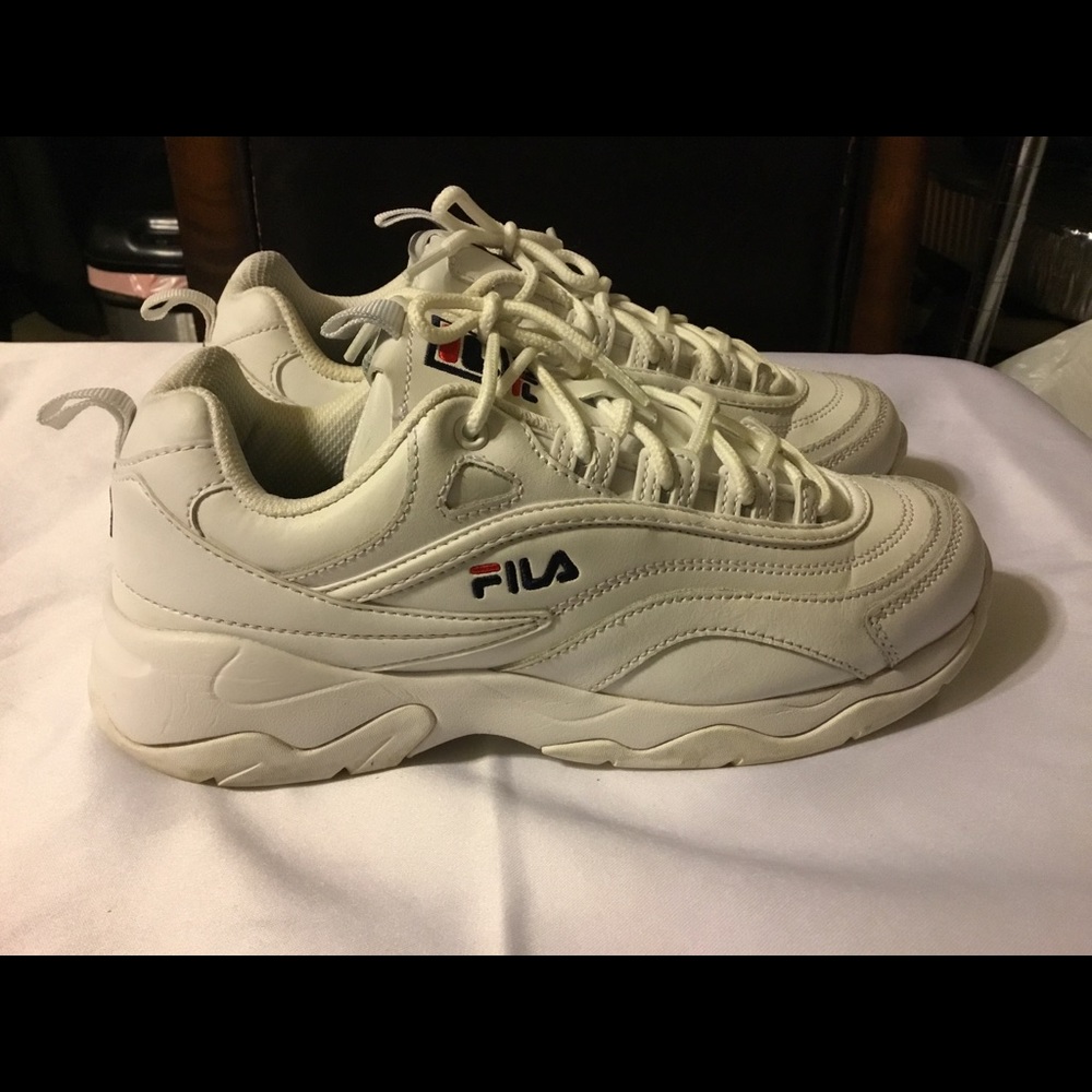 Women’s White Fila Sneakers Size 8.5 - Picture 4 of 6